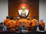 kpk-menunjukkan-tersangka-pasca-operasi-tangkap-tangan-ott-bupati-kutai-timur.jpg