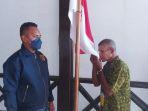 ksad-tpn-pb-jenderal-alex-ruyaweri-menyerahkan-diri-dan-kembali-ke-nkri.jpg