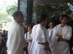lia-eden-beserta-pengikutnya-mendatangi-gedung-kpk-4455.jpg