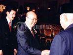 liem-sioe-liong-alias-sudono-salim-berjabat-tangan-dengan-presiden-soeharto.jpg