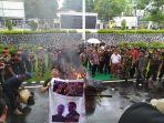 lmi-bakar-keranda-mayat-di-depan-kejati-minta-tuntaskan-kasus-pemecah-ombak-minut-senin-322020.jpg
