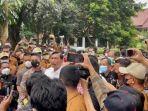 luhut-pandjaitan-bertemu-mahasiswa-demo-bem-ui-saat-menggelar-aksi-protes-di-balai-sidang-ui.jpg
