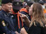 mahasiswi-21-tahun-ini-nekat-menentangraja-thailand-picu-demonstrasi-besar-libatkan-belasan-ribu.jpg