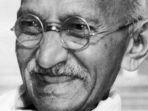 mahatma-gandhi-memakai-kacamatanya-343.jpg