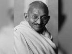mahatma-gandhi-memakai-kacamatanya-46547547.jpg