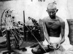 mahatma-gandhi-spinning-yarn-in-the-late-1920s.jpg