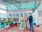 manajer-bsi-kc-mantos-rivai-adhi-wijaya-menyerahkan-bantuan-tabunganku-kepada-perwakilan-siswa.jpg