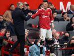 manajer-manchester-united-ole-gunnar-solskjaer-kiri-berjabat-tangan-dengan-ronaldo-947u92.jpg