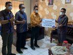 manajer-pt-pln-persero-up3-gorontalo-supriyadi-menyalurkan-bantuan6.jpg