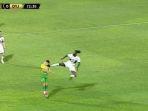 mantan-striker-arsenal-emmanuel-adebayor-melepaskan-tendangan-kungfu.jpg