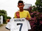 martunis-saat-memegang-jersey-dari-ronaldo-dan-sempat-diupload-ronaldo.jpg