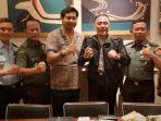 maruarar-sirait-saat-berdiskusi-dengan-iwan-bule.jpg