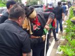 massa-bakar-bendera-fahri-hamzah_20170513_124751.jpg