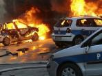 massa-demonstran-membakar-mobil-mobil-polisi-di-sarajevo.jpg