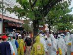 massa-di-ambon-nekat-cegat-ambulans-yang-dikawal-polisi-paksa-makamkan-jenazah-covid-19.jpg