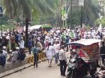 massa-pantau-sidang-ahok_20170420_160139.jpg