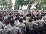 massa-saling-dorong-dengan-polisi_20170513_151652.jpg