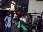 masuk-ke-rumah-duka-istri-gus-sholah-harus-dipapah-seorang-wanita-tubuhnya-lemas.jpg