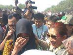 masyarakat-pangandaran-mengerumuni-susi-pudjiastuti-236326.jpg