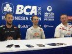 mathias-boe-tengahcarsten-mogensen-kiri-berbicara-kepada-media.jpg