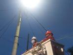 maurits-pasang-lampu.jpg