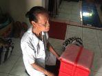 mbah-khotimah-70-seorang-nenek-penjual-jajanan-pasar-keliling.jpg