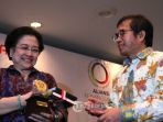 megawati-soekarnoputri-kiri-dan-yudi-latif-kanan_20180608_140950.jpg