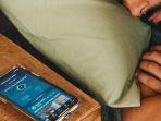 meletakan-ponsel-di-samping-tempat-tidur-3734.jpg