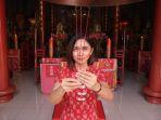 melisa-24-datang-bersembahyang-dalam-rangka-menyambut-hari-raya-imlek-di-klenteng-kwan-kong.jpg