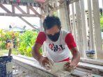 melky-12-tahun-tekuni-pembuatan-profil-gipsum.jpg