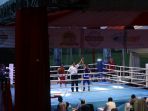menang-wasit-mengangkat-tangan-petinju-sulut_20180708_104608.jpg
