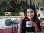 menikmati-kopi-di-rumah-kopi-tua-di-kabupaten-minahasa-sulawesi-utara.jpg