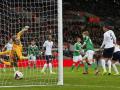 mertesacker-mencetak-satu-satunya-gol.jpg