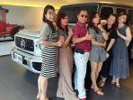 miliarder-taiwan-hu-hanjung-atau-hu-han-feng-57-bersama-para-istri-istrinya-dbcv.jpg