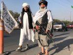 milisi-taliban-menukarnya-kalashnikov-ak-47-rusia.jpg