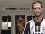 miralem-pjanic-mengalami-cedera-setelah-memperkuat-negaranya-bosnia.jpg