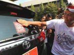 mobil-dinas-pemprov-jateng-ditempeli-stiker-keramat.jpg