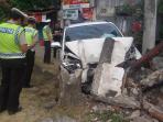 mobil-hancur-tabrak-pagar_20150808_095011.jpg