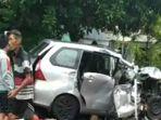 mobil-yang-ditumpangi-korban-ringsek-usai-alami-tabrakan-dengan-truk-2-orang-tewas.jpg