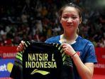 momen-huang-yaqiong-minta-jersey-dan-peluk-liliyana-natsir-usai-final.jpg