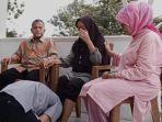 muhammad-ramdanu-alias-danu-saat-bersimpuh-di-kaki-kedua-orang-tuanya-sambil-menangis.jpg