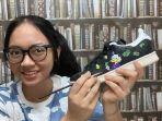 naima-syeeda-sharita-zaenal-dan-sepatu-hasil-lukisannya.jpg