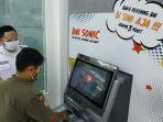 nasabah-bni-membuat-rekening-di-mesin-bni-sonic.jpg