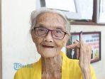 nenek-berusia-104-saat-menunjukkan-jari-kelingking-setelah-nyoblos-di-tps-17-sd-17-kesiman.jpg