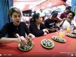 nikita-mirzani-makan-seafood-di-pinggir-jalan.jpg
