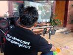 nonton-sidang-bharada-e-keluarga-di-manado-sulawesi-utara-pakai-kaos-bertuliskan-torang-deng-icad.jpg