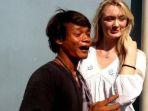 nur-hamid-dan-istrinya-poli-alexandrea-robinson-asal-manchester-inggris-532532.jpg
