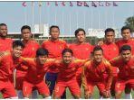 nurhidayat-haji-haris-4-berfoto-bersama-timnas-indonesia.jpg