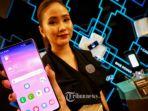 odel-menunjukkan-samrtphone-seri-terbaru-sam-64575.jpg