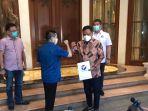 olly-dondokambey-saat-menerima-sk-dukungan-partai-perindo.jpg